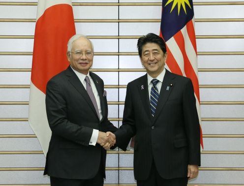 Photograph of the leaders shaking hands