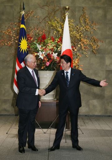 Photograph of Prime Minister Abe welcoming the Prime Minister of Malaysia