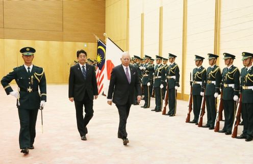 Photograph of the salute and the guard of honor ceremony (2)