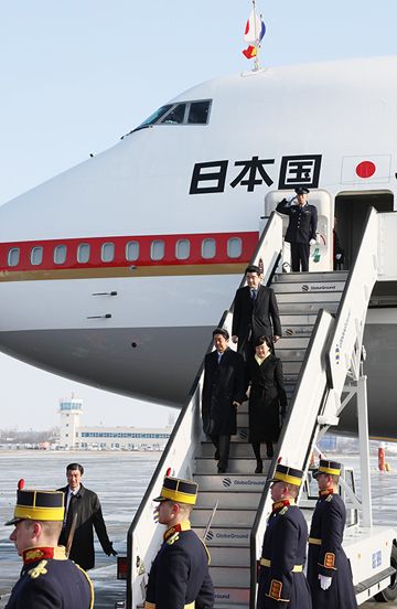 Photograph of the Prime Minister arriving in Romania