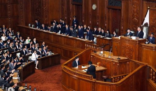 Photograph of the Prime Minister bowing after the vote at the meeting of the plenary session of the House of Representatives