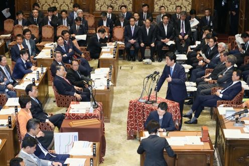 Photograph of the Prime Minister answering questions at the meeting of the Budget Committee of the House of Representatives