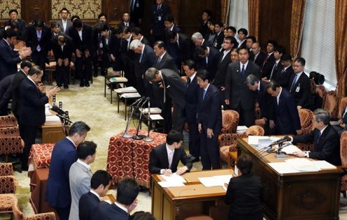 Photograph of the Prime Minister bowing after the vote at the meeting of the Budget Committee of the House of Representatives