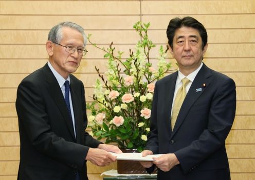 Photograph of the Prime Minister receiving the report (1)