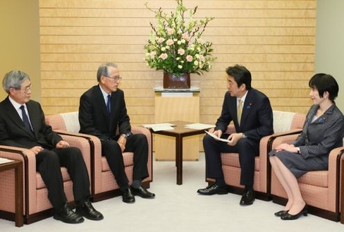 Photograph of the Prime Minister receiving the report (2)