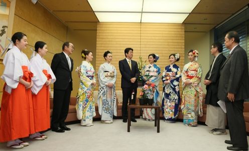 Photograph of the Prime Minister being presented with Kurume camellias