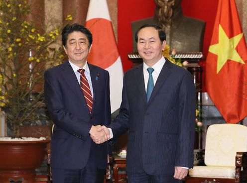 Photograph of the Prime Minister shaking hands with the President of Viet Nam