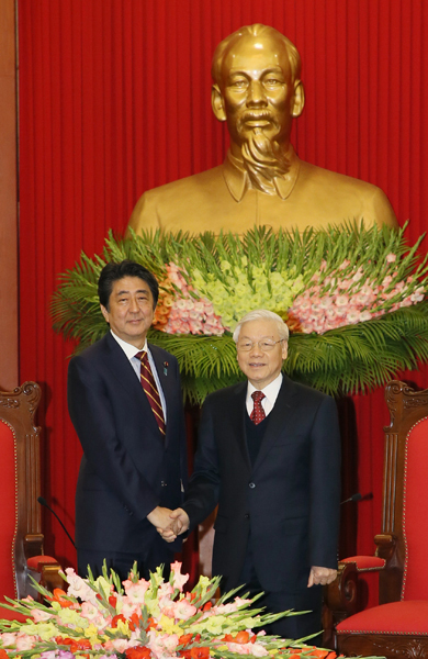 Photograph of the Prime Minister shaking hands with the General Secretary of the Communist Party of Viet Nam