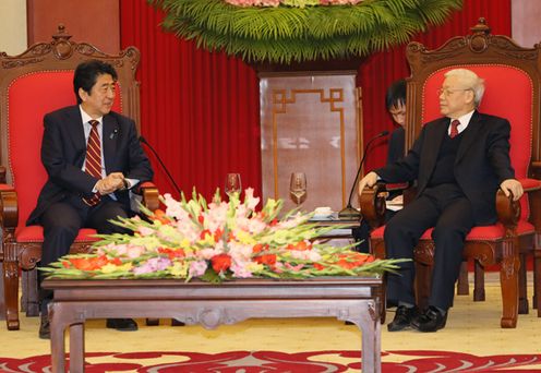 Photograph of the Prime Minister Abe meeting with the General Secretary of the Communist Party of Viet Nam