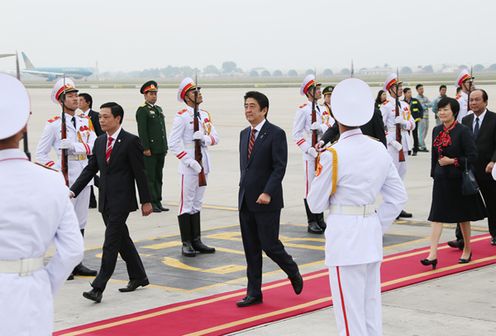 Photograph of the Prime Minister arriving in Viet Nam