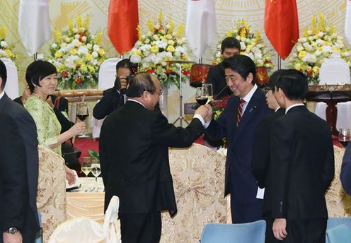 Photograph of the welcome dinner hosted by Viet Nam