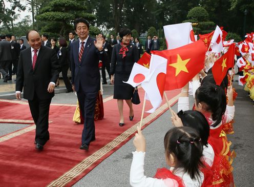 Photograph of the Prime Minister attending the welcome ceremony