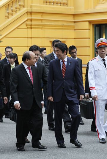 Photograph of the Prime Minister heading to the Summit Meeting, after the welcome ceremony