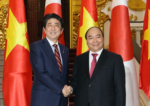 Photograph of the leaders shaking hands