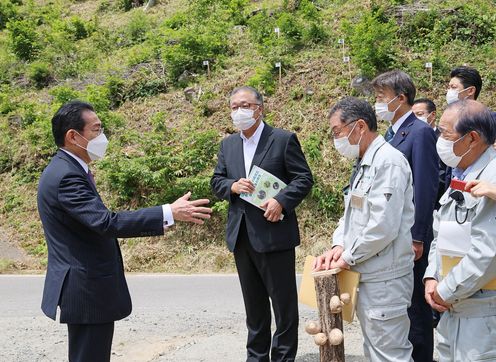 Photograph of the Prime Minister visiting a site for the restoration of satoyama (village forests) (4)