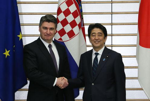 Photograph of the leaders shaking hands