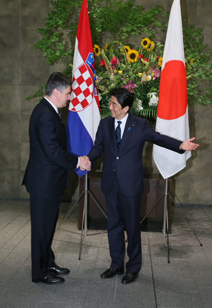 Photograph of the Prime Minister welcoming the Prime Minister of Croatia