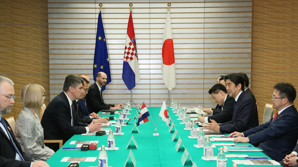 Photograph of the Japan-Croatia Summit Meeting