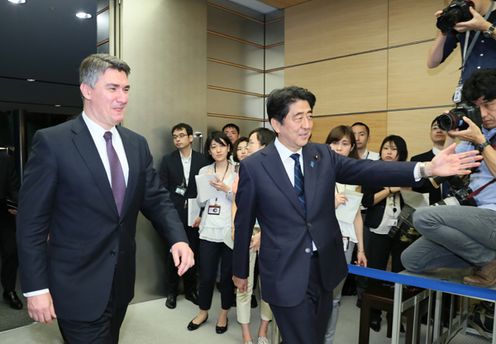 Photograph of the leaders about to attend the joint press announcement