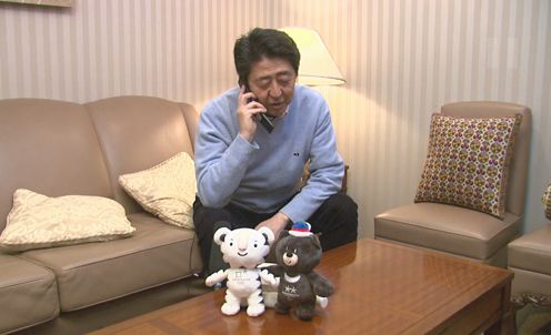 Photograph of the Prime Minister making the congratulatory telephone call to Figure Skater Yuzuru Hanyu (1)
