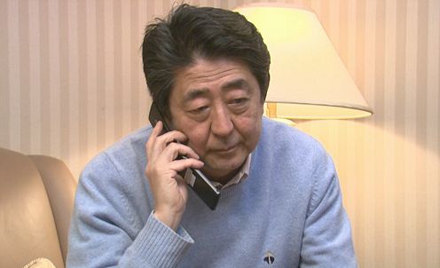 Photograph of the Prime Minister making the congratulatory telephone call to Figure Skater Yuzuru Hanyu (2)