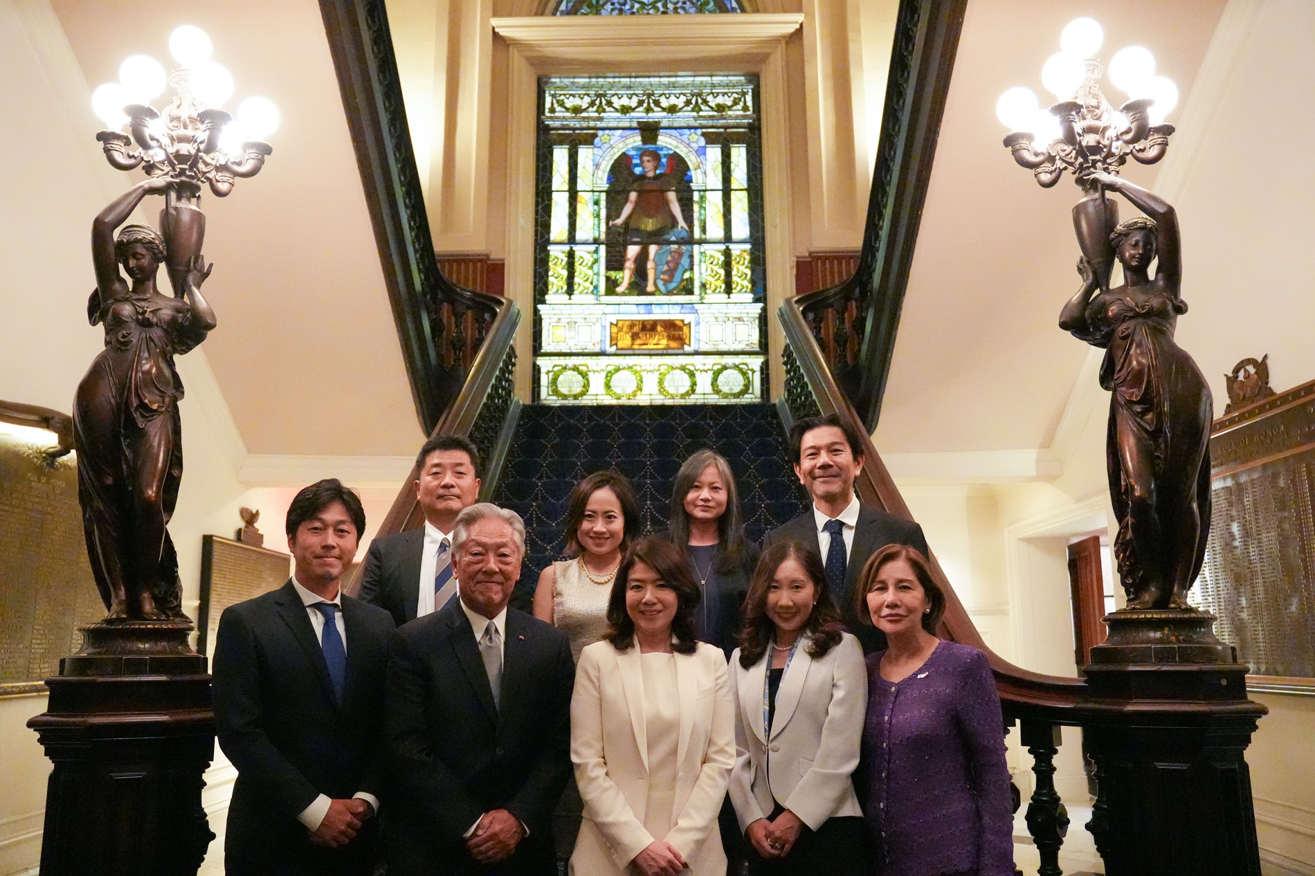 Group photo with people involved in Japan-U.S. cultural exchange