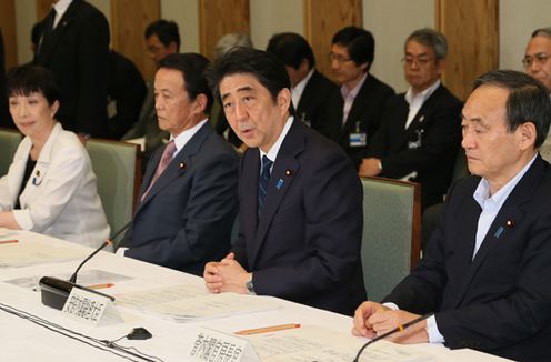 Photograph of the Prime Minister delivering an address (1)