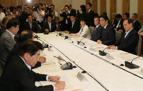 Photograph of the Prime Minister delivering an address (2)