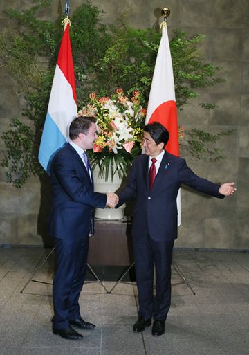 Photograph of the Prime Minister welcoming the Prime Minister of Luxembourg