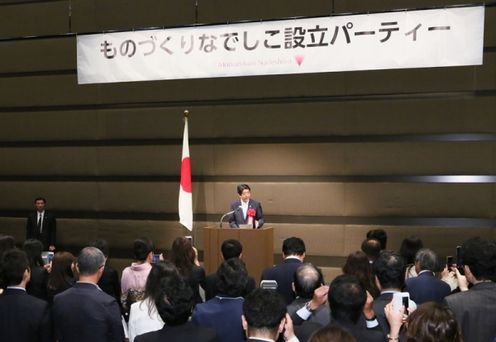 Photograph of the Prime Minister delivering an address (2)