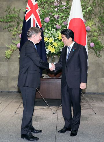 Photograph of Prime Minister Abe welcoming the Prime Minister of New Zealand
