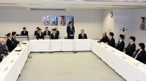 Photograph of the Prime Minister delivering an address at a meeting with families of abductees (2)