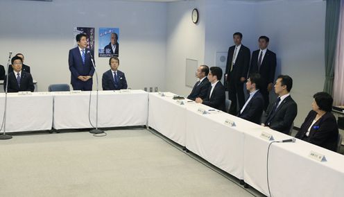 Photograph of the Prime Minister delivering an address at a meeting with families of abductees (2)