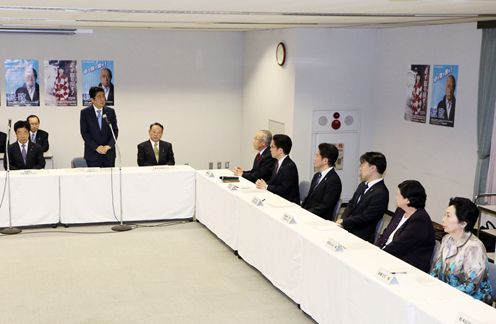 Photograph of the Prime Minister delivering an address at a meeting with families of abductees (3)