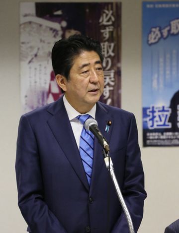 Photograph of the Prime Minister delivering an address at a meeting with families of abductees (3)