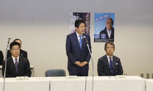 Photograph of the Prime Minister delivering an address at a meeting with families of abductees (4)