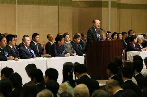 Photograph of the Prime Minister listening to an address by Mr. Shigeo Izuka, President of the Association of Families of Victims Kidnapped by North Korea (AFVKN)