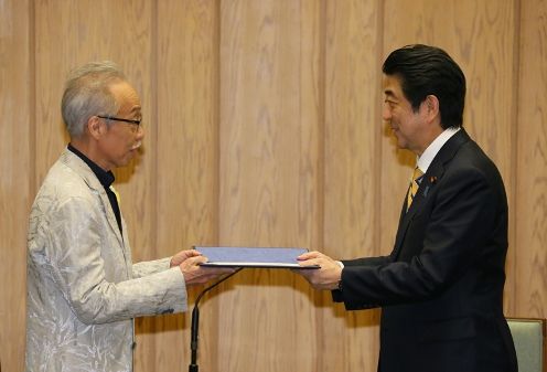 Photograph of the Prime Minister offering a message (2)