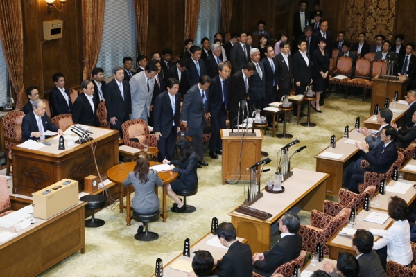 Photograph of the Prime Minister bowing after the vote at the meeting of the Budget Committee of the House of Councillors