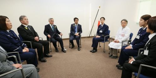 Photograph of the Prime Minister meeting with prison employees