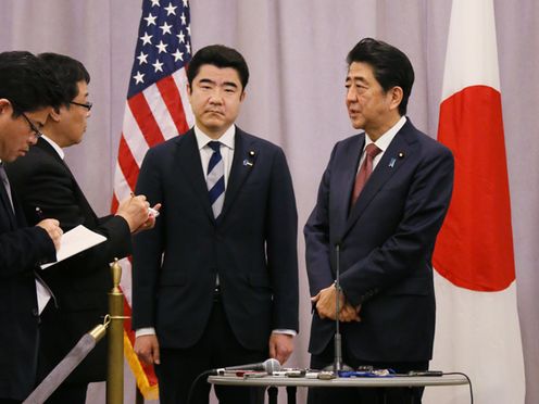 Photograph of the Prime Minister answering questions from reporters