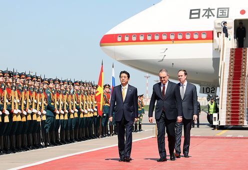 Photograph of the Prime Minister arriving in Moscow