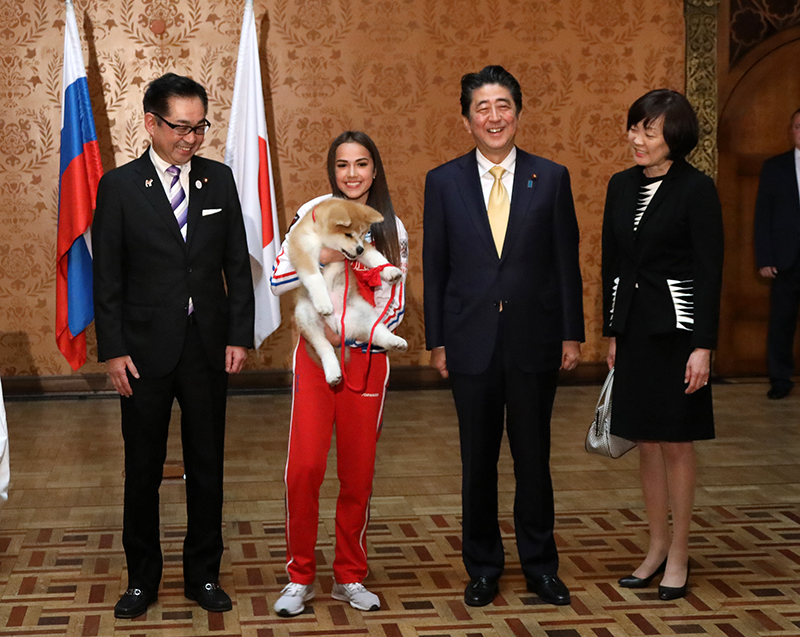 Photograph of the Prime Minister attending a ceremony to present Olympian Alina Zagitova with an Akita Inu (Japanese Akita)
