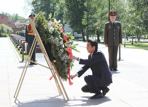 Photograph of the Prime Minister offering a wreath at the Tomb of the Unknown Soldier