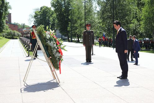 Photograph of the Prime Minister offering a wreath at the Tomb of the Unknown Soldier