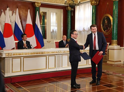 Photograph of the exchange of documents ceremony