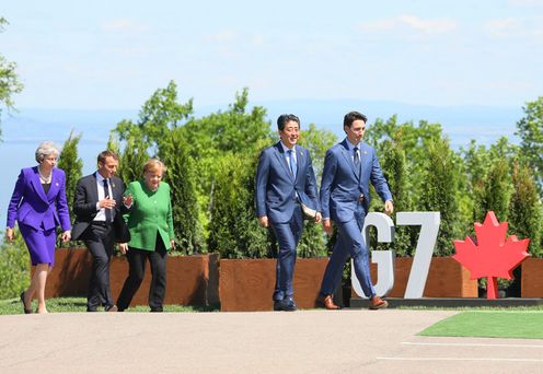 Photograph of the Prime Minister about to attend the leaders’ commemorative photograph session