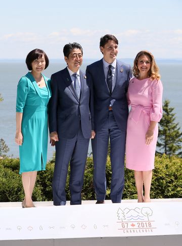 Photograph of the Prime Minister being welcomed by the Prime Minister of Canada