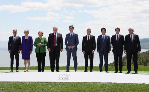 Photograph of the leaders’ commemorative photograph session