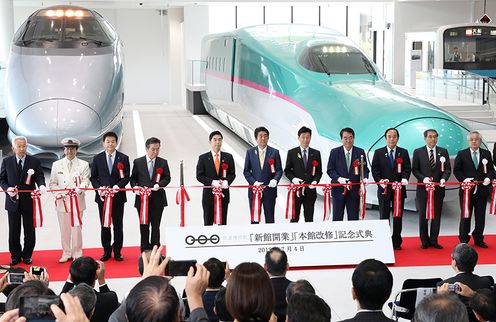 Photograph of the Prime Minister attending the commemorative ceremony for the opening of the new building and renewal of the main building at the Railway Museum